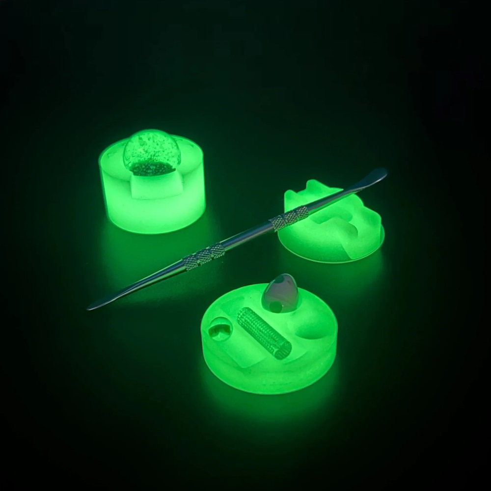 https://yodabbadabba.com/wp-content/uploads/2023/01/Dabber-Dock-POS-Glow-In-the-Dark-Glowing.jpg